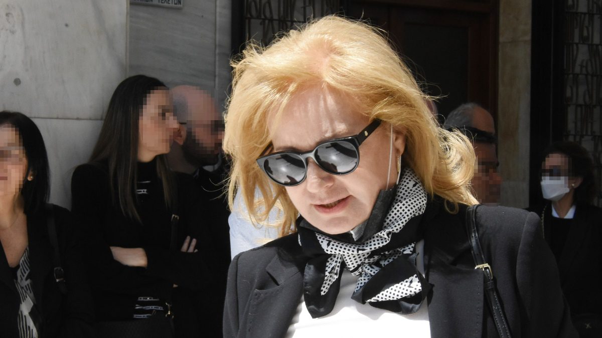 Η Αγγελική Νικολούλη με γυαλιά ηλίου και μαντήλι στον λαιμό