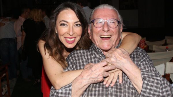 Η Αλίκη Κατσαβού με τον Κώστα Βουτσά σε βραδινή έξοδο.