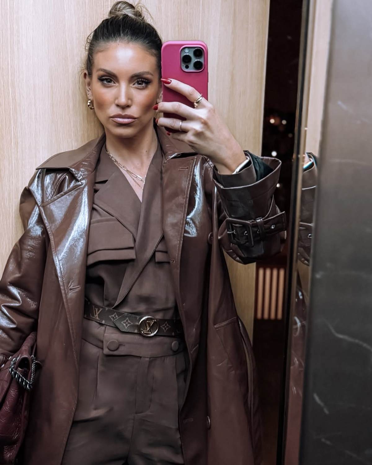 Η Αθηνά Οικονομάκου βγάζει selfie