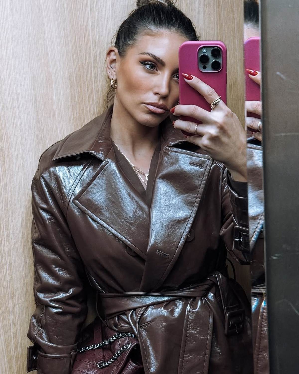 Η Αθηνά Οικονομάκου με καφέ δερμάτινη καμπαρντίνα