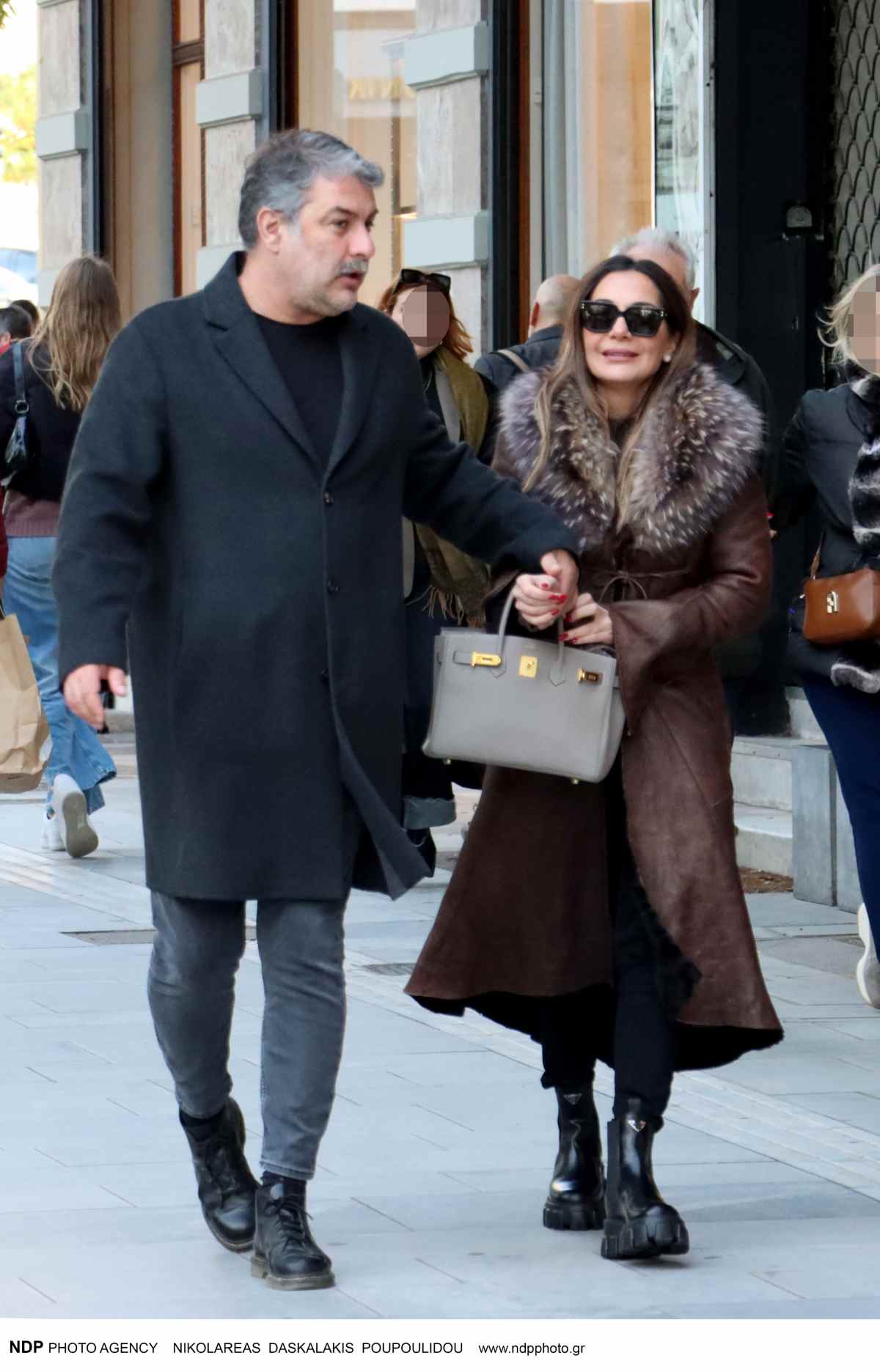 Η Δέσποινα Βανδή και ο Βασίλης Μπισμπίκης σε βόλτα τους