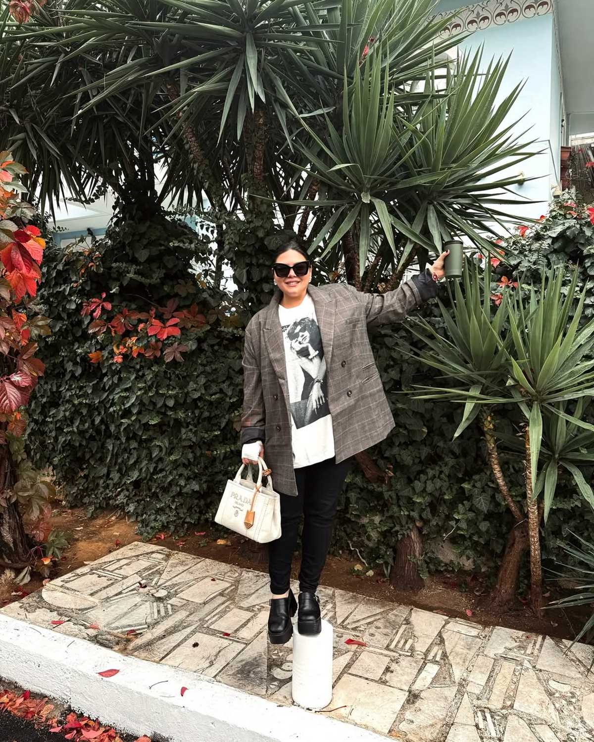 H Δανάη Μπάρκα ποζάρει σε κήπο