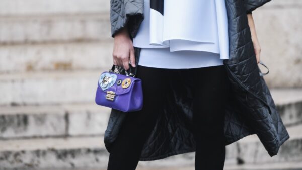 Μαύρο καλσόν με λευκό πουκάμισο