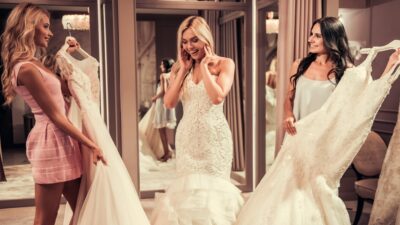 Το νυφικό διαλέγει η νύφη με τις φίλες της