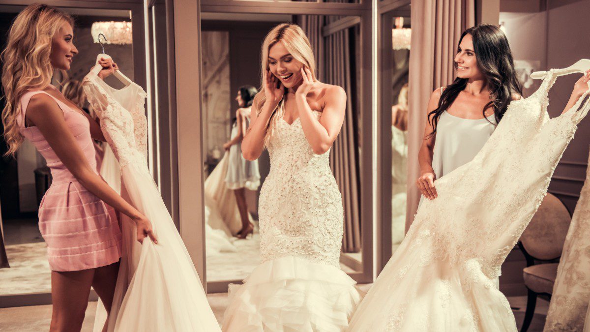 Το νυφικό διαλέγει η νύφη με τις φίλες της