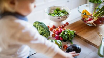 Ένα παιδάκι που τρώει λαχανικά