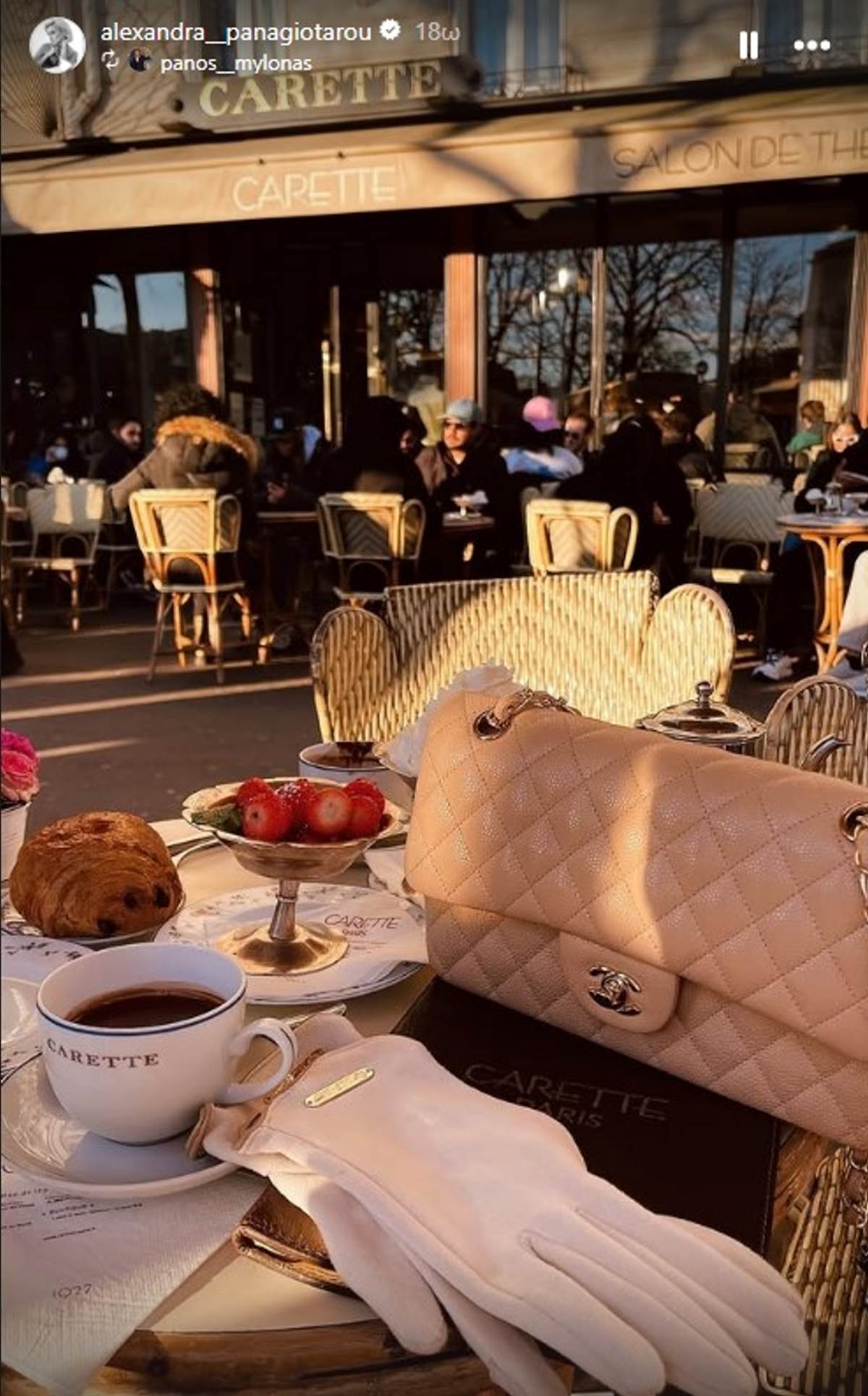 τσάντα chanel σε καφέ στο Παρίσι