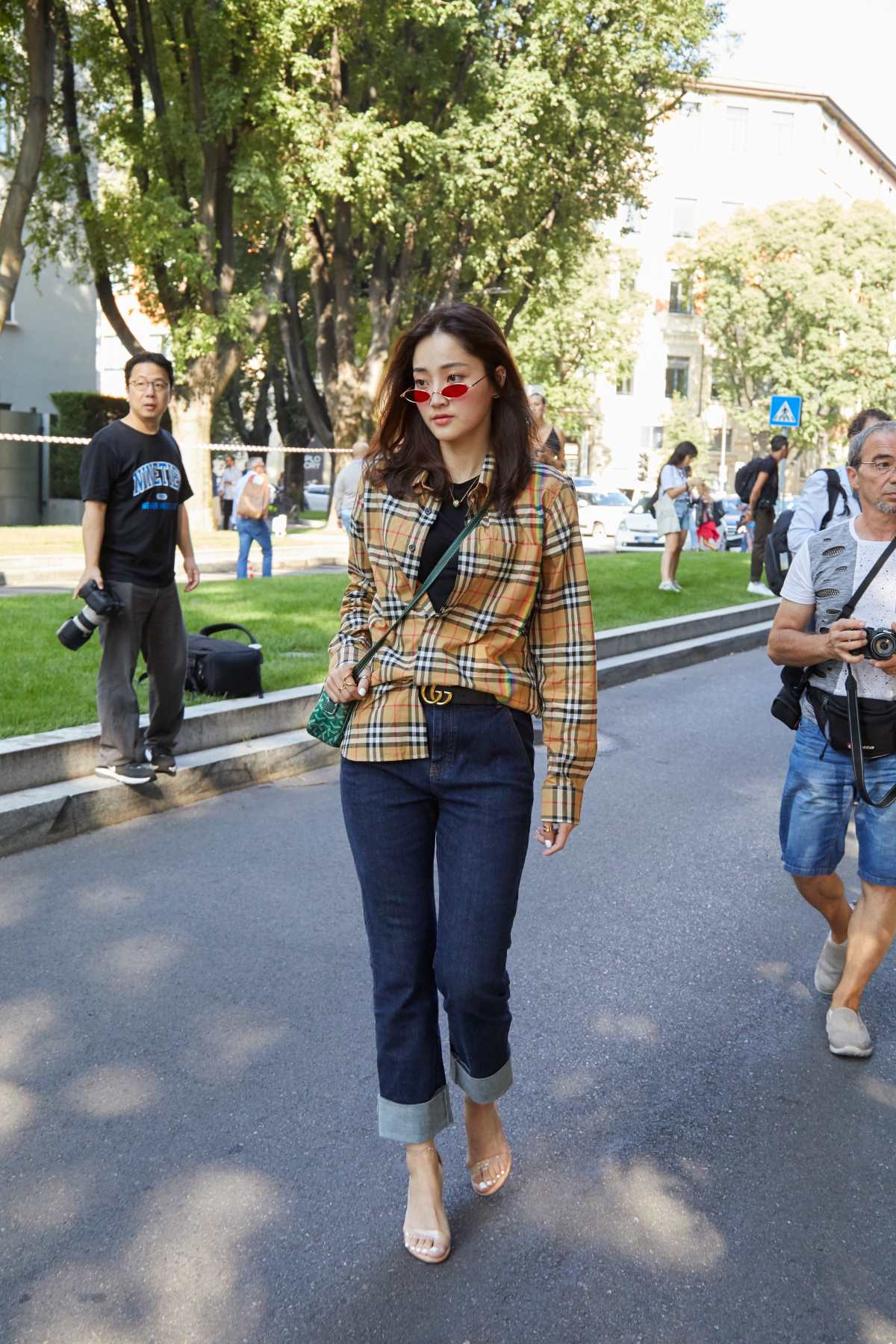 Τζιν παντελόνι crop με ρεβέρ στο street style