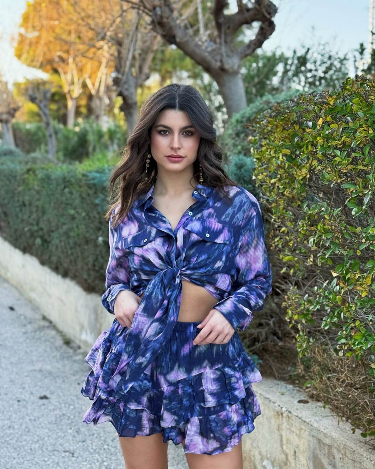 Η Δανάη Παππά με πολύχρωμο σύνολο