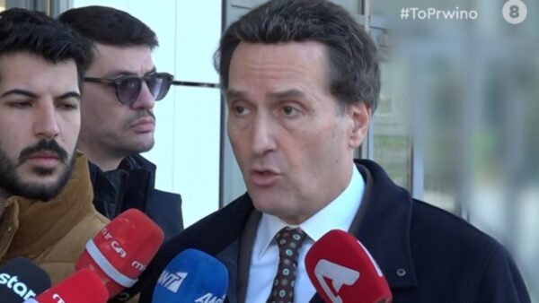 Ο Μιχάλης Δημητρακόπουλος έξω από το δικαστήριο