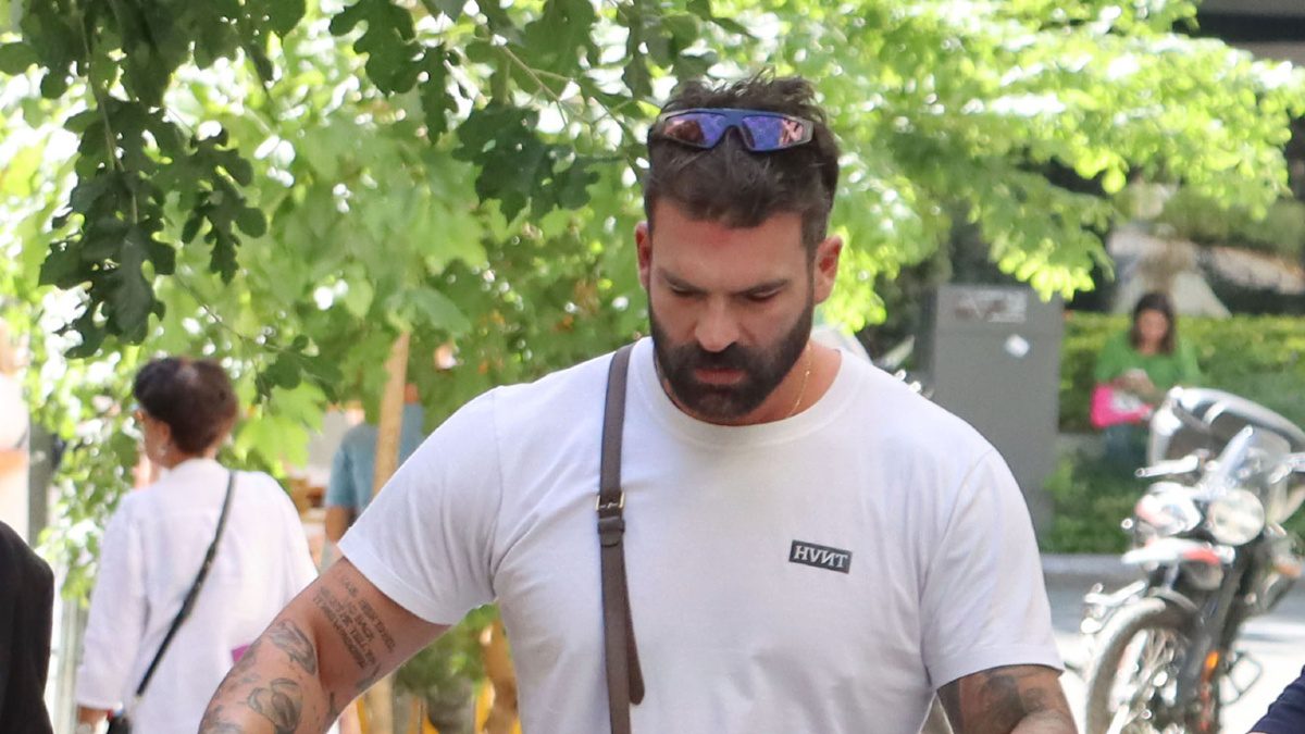 Ο Δημήτρης Αλεξάνδρου σε βόλτα στο κέντρο της Αθήνας