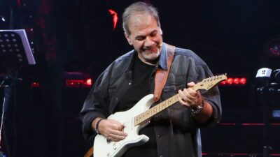 Ο Δημήτρης Σταρόβας σε συναυλία με τους Άγαμοι Θήται.