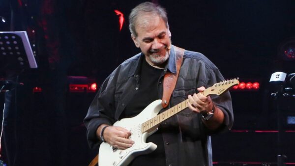 Ο Δημήτρης Σταρόβας σε συναυλία με τους Άγαμοι Θήται.