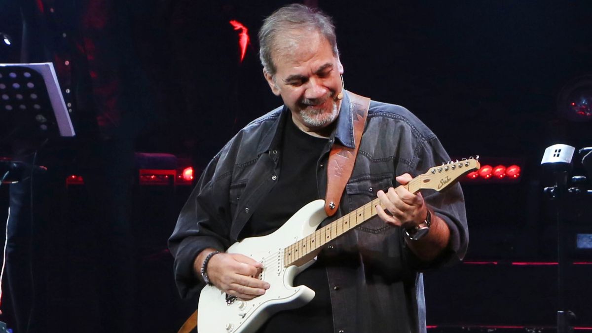 Ο Δημήτρης Σταρόβας σε συναυλία με τους Άγαμοι Θήται.