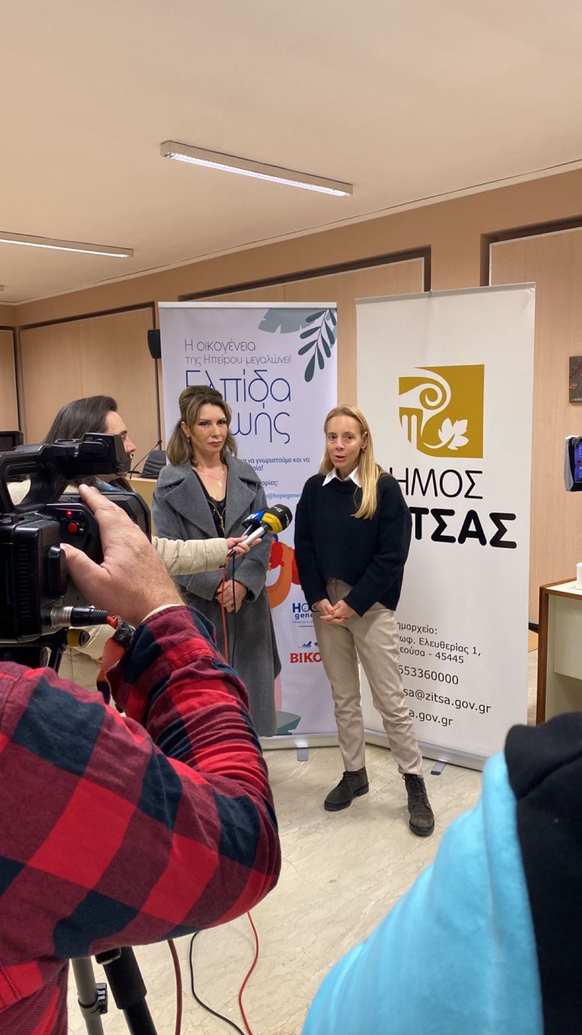 Δηλώσεις στα τοπικά ΜΜΕ της Αντιδημάρχου Ζίτσας (αριστερά)