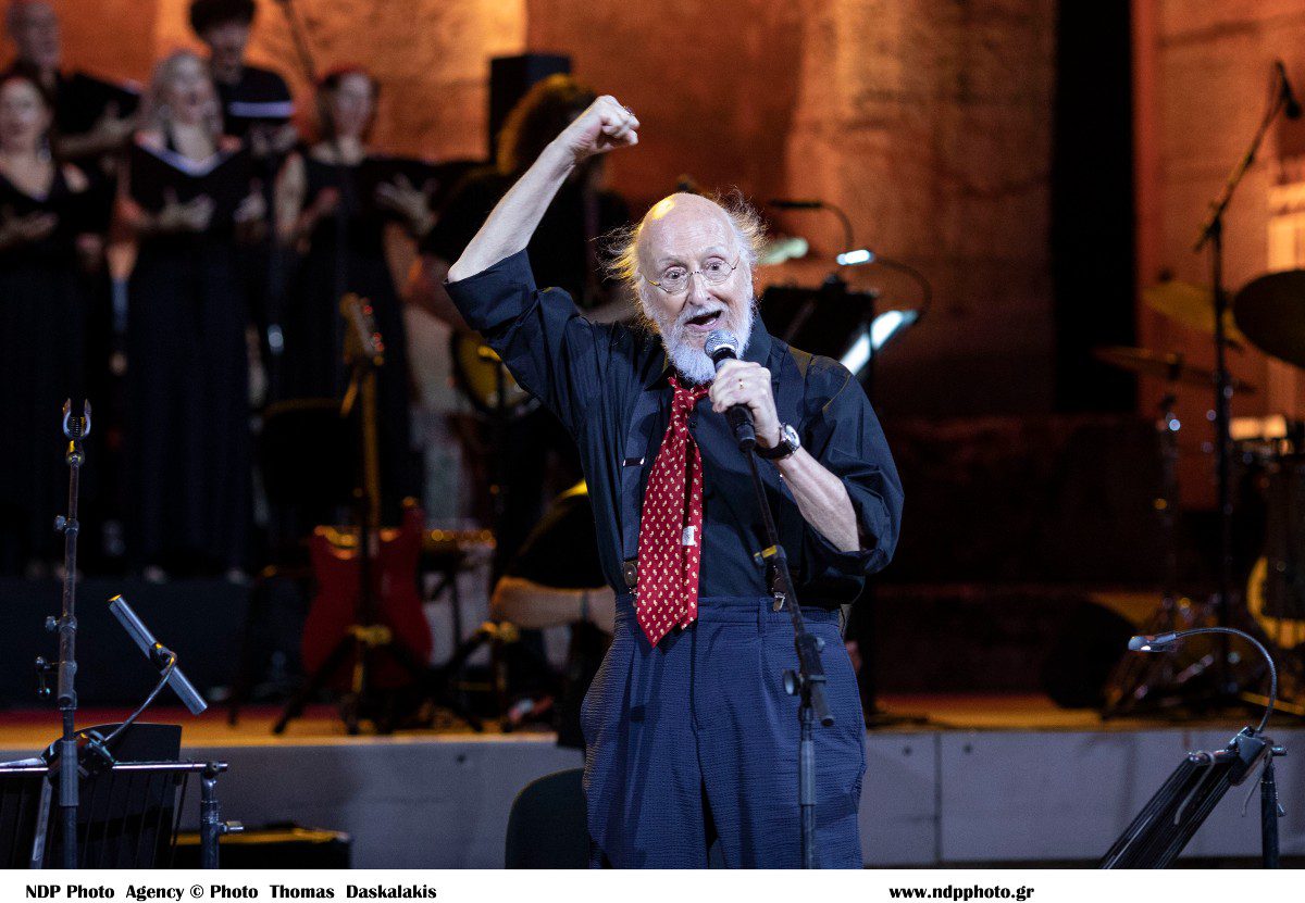 Ο Διονύσης Σαββόπουλος πάνω στη σκηνή.