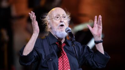 Ο Διονύσης Σαββόπουλος πάνω στη σκηνή.