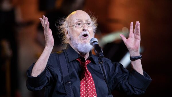 Ο Διονύσης Σαββόπουλος πάνω στη σκηνή.