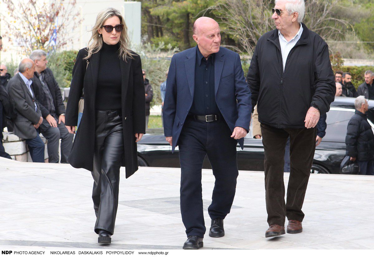Ο Μίμης Δομάζος με την κόρη του στην τελευταία του δημόσια εμφάνιση σε κηδεία