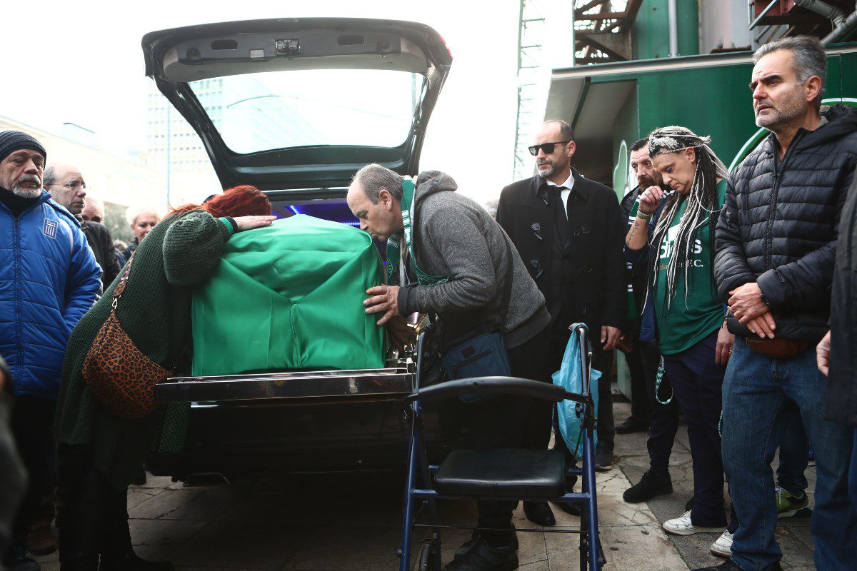 Φωτογραφία από το λαϊκό προσκύνημα του Μίμη Δομάζου