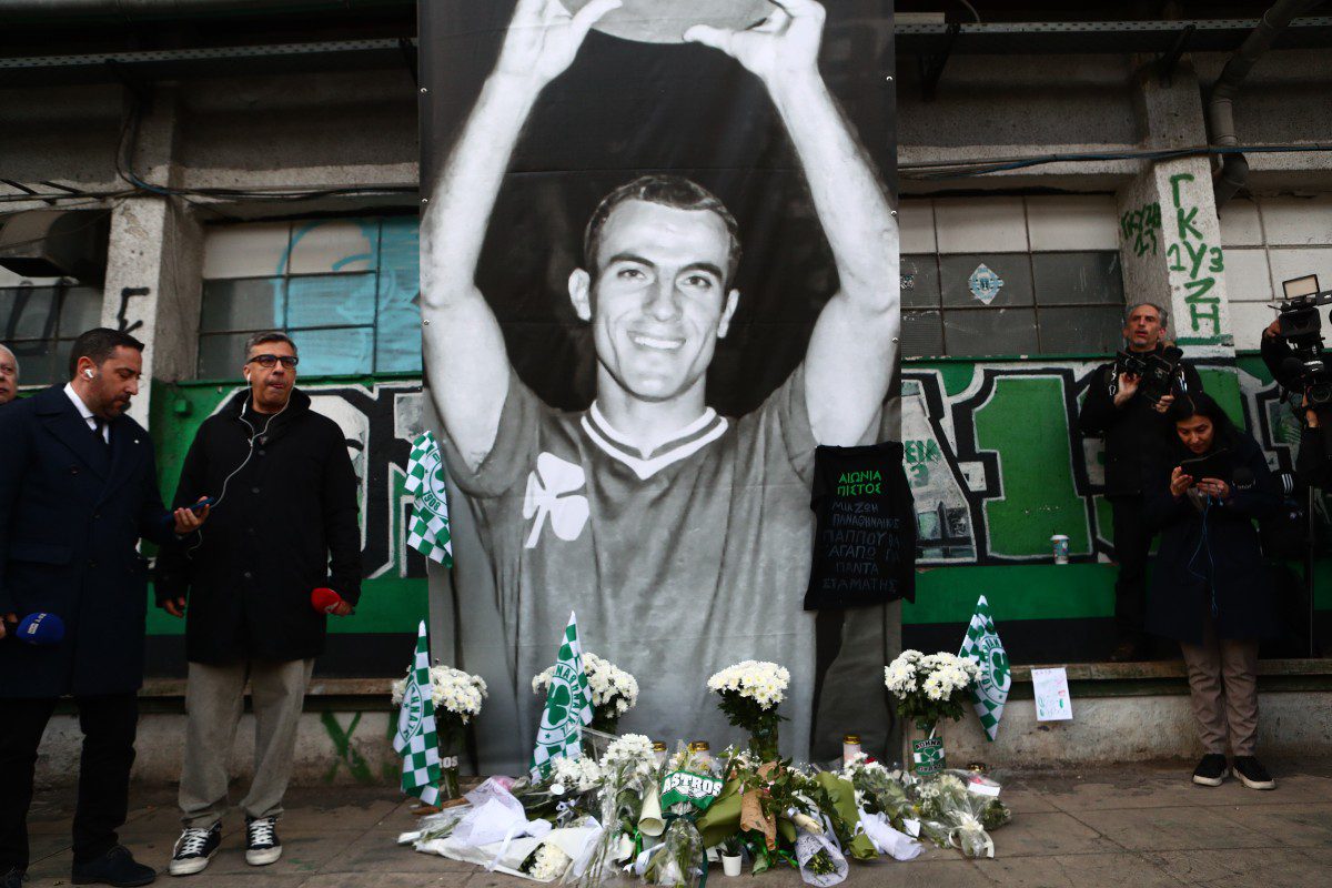 Φωτογραφία από το λαϊκό προσκύνημα του Μίμη Δομάζου