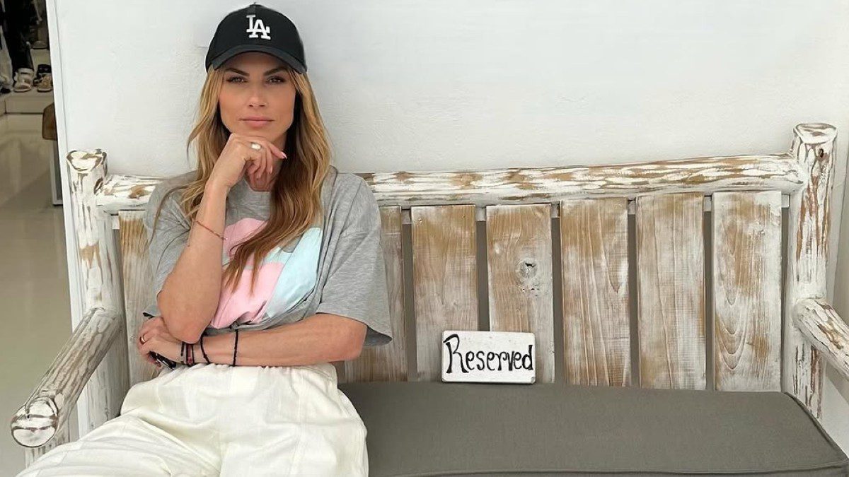 H Ντορέττα Παπαδημητρίου κάθεται σε παγκάκι