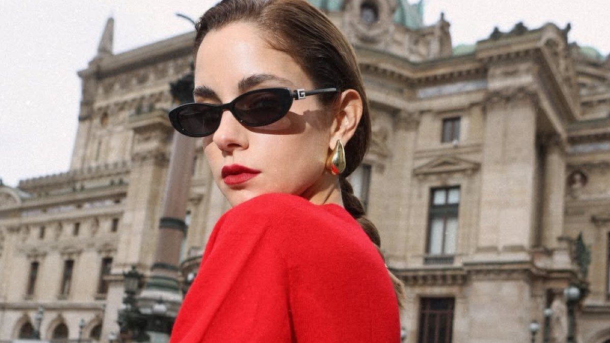 Η Δούκισσα Νομικού με κόκκινο πουλόβερ