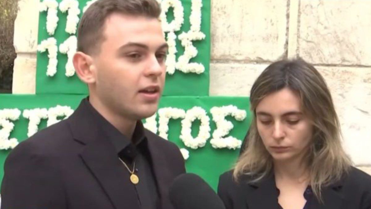 Τα εγγόνια του Μίμη Δομάζου στην κηδεία του.