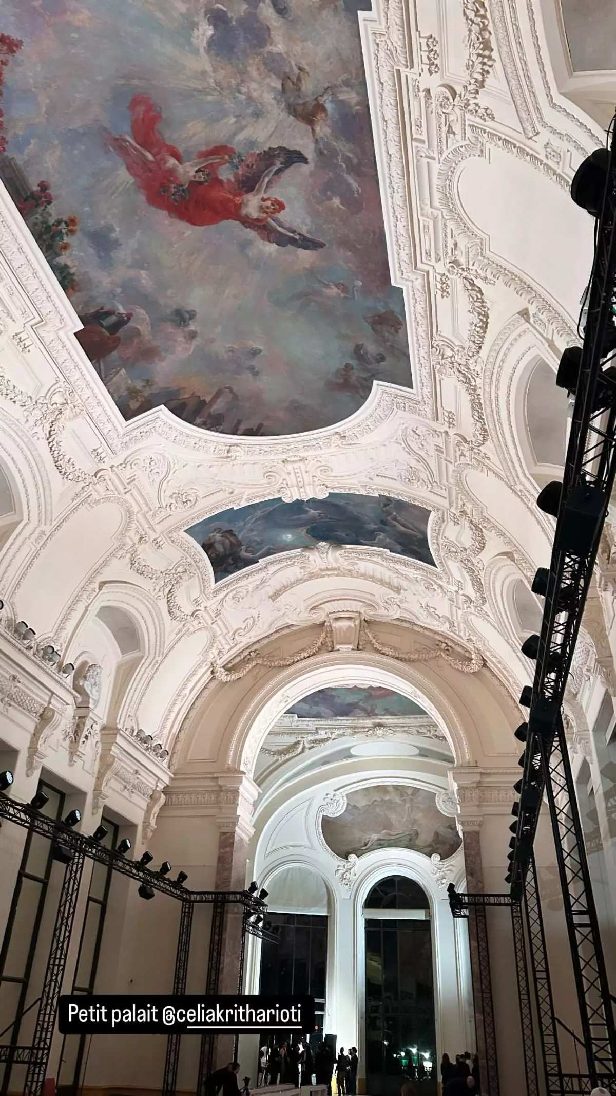 Η Έλενα Μακρή στο Παρίσι σε επίδειξη μόδας