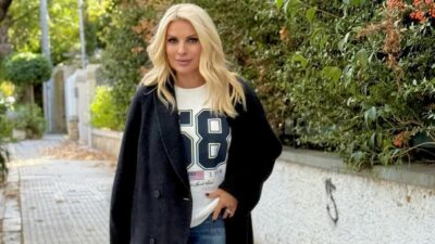 Η Ελένη Μενεγάκη σε βόλτα στην Κηφισιά