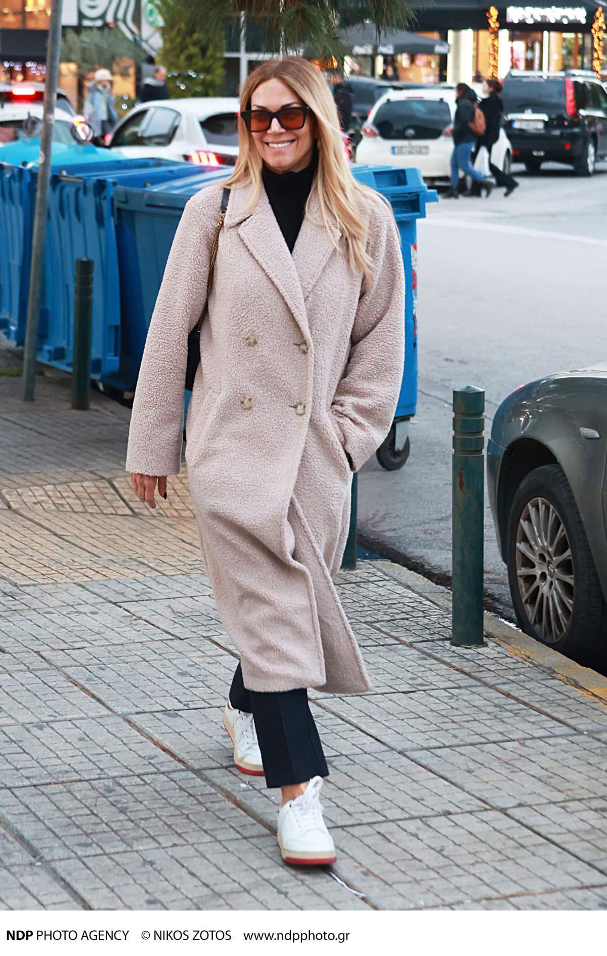 Μπεζ παλτό φοράει η Έλλη Κοκκίνου