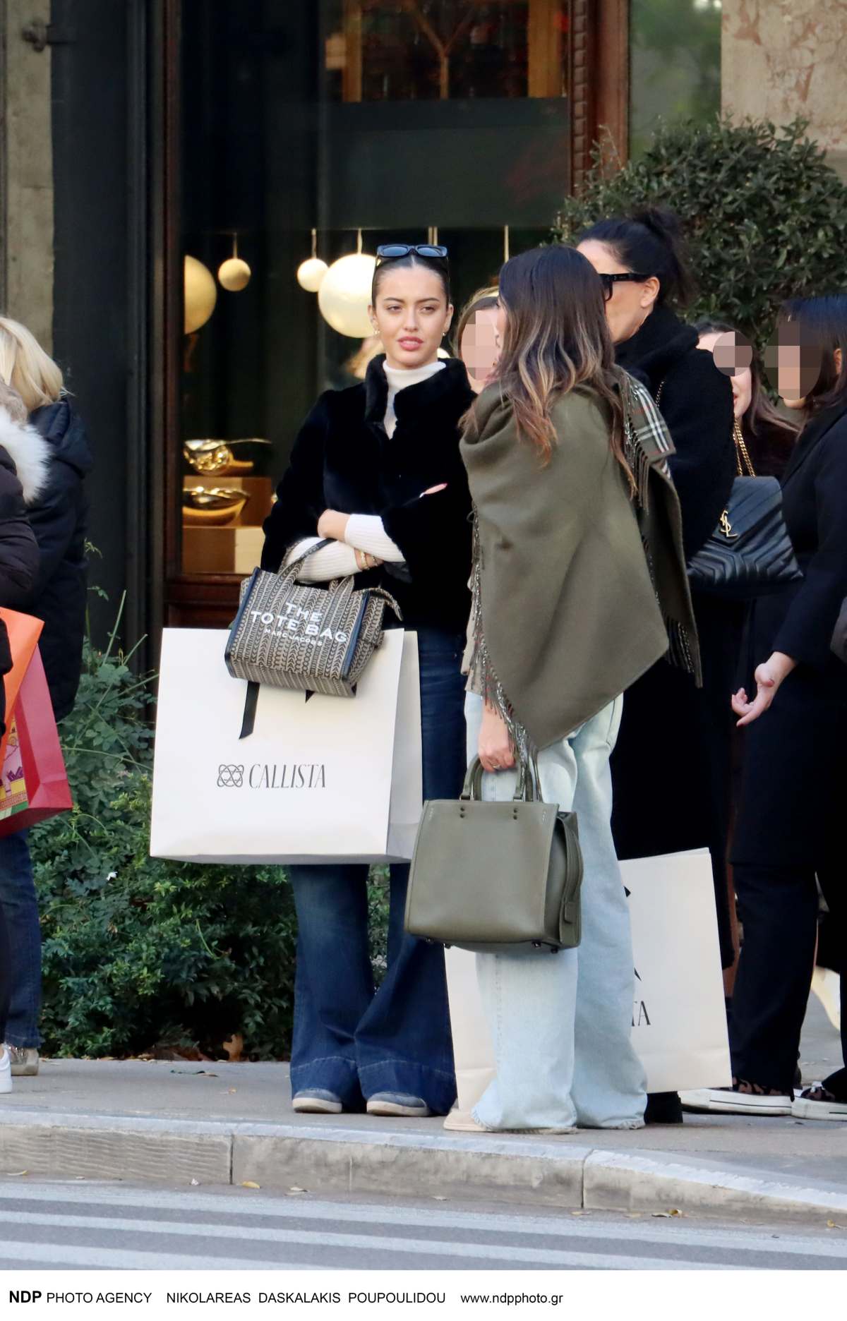 Η Εύη Αδάμ με τις κόρες της