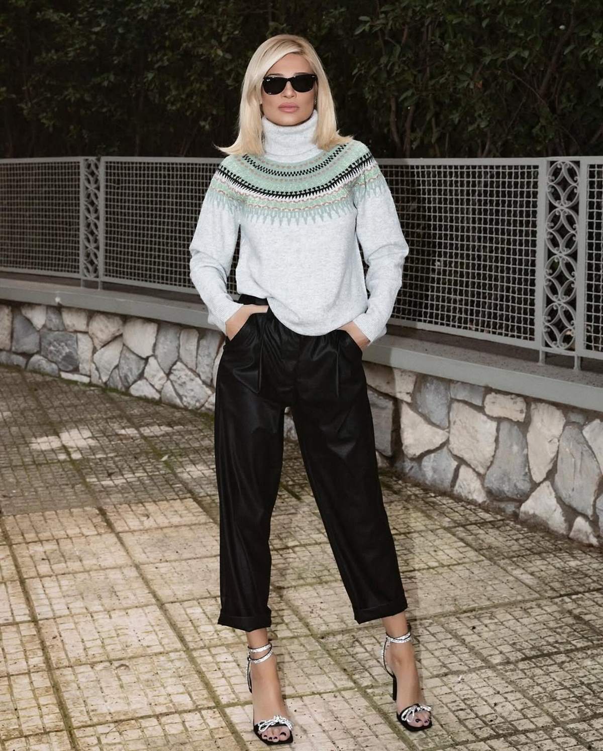 Ψηλοτάκουνα με πουλόβερ φόρεσε η Φαίη Σκορδά