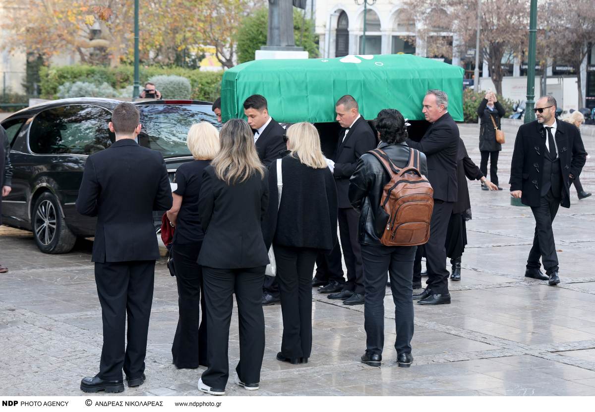 Λαϊκό προσκύνημα για τον Μίμη Δομάζο