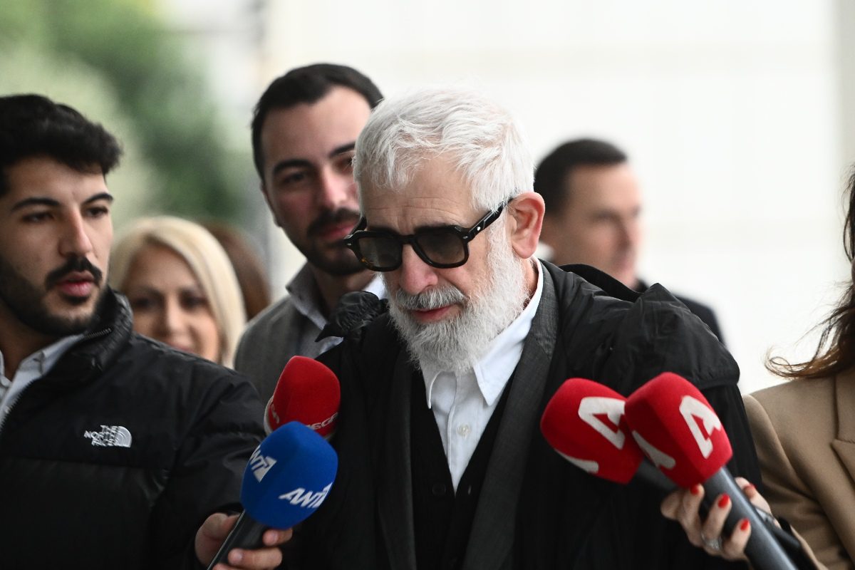 Ο Πέτρος Φιλιππίδης έξω από το δικαστήριο