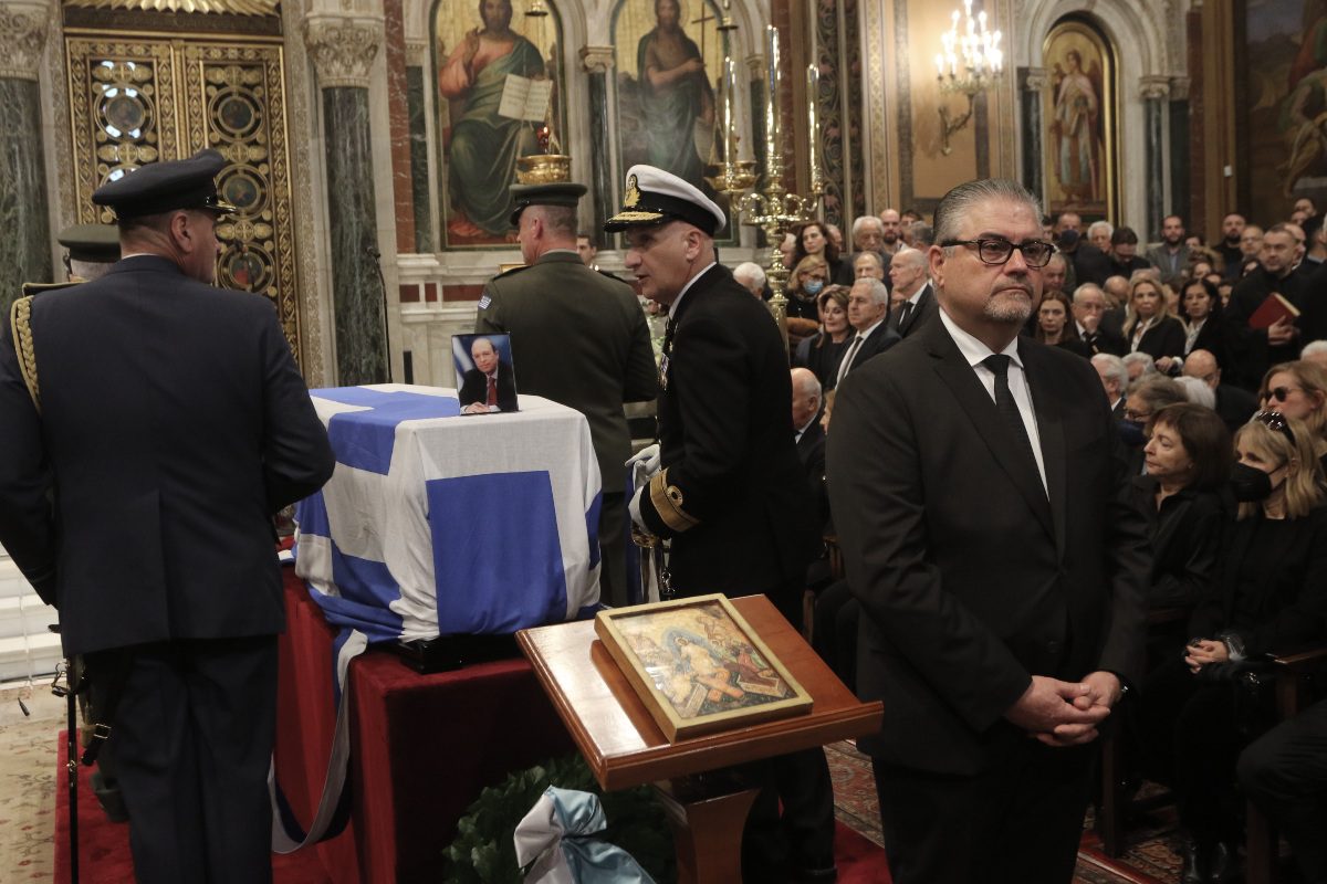 Ο Θανάσης Φιλιππόπουλος στην κηδεία του Σημίτη