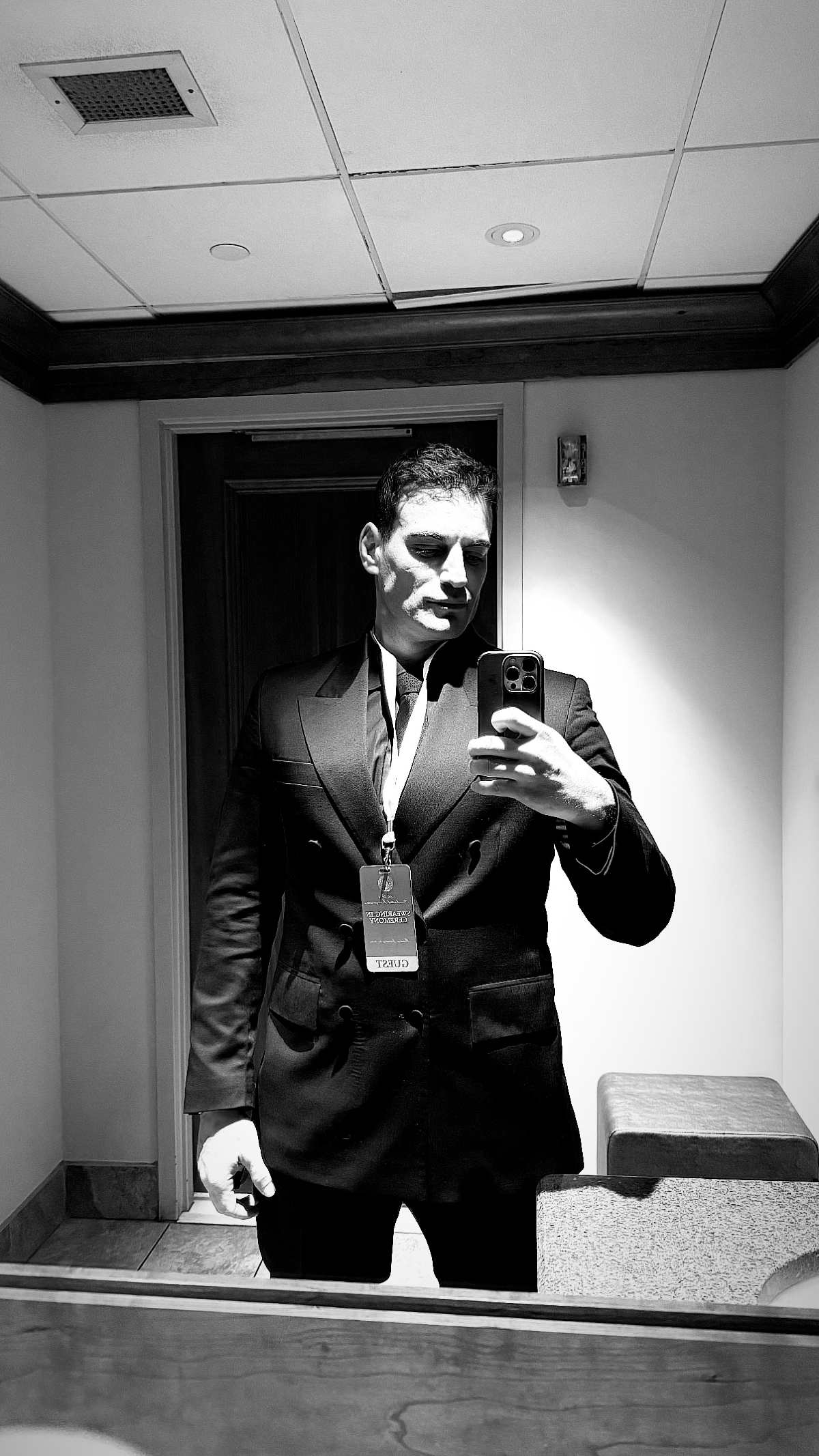 Ο Δ. Φιντιρίκος φωτογραφίζεται σε καθρέφτη