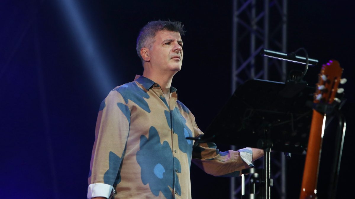 Ο Φοίβος Δεληβοριάς στη σκηνή