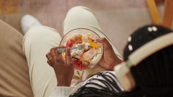 Φρούτα σε μπολ τρώει γυναίκα