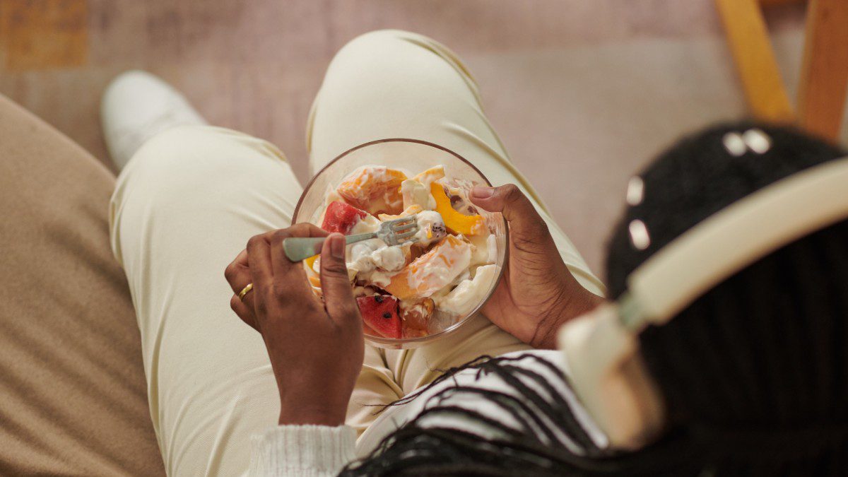 Φρούτα σε μπολ τρώει γυναίκα