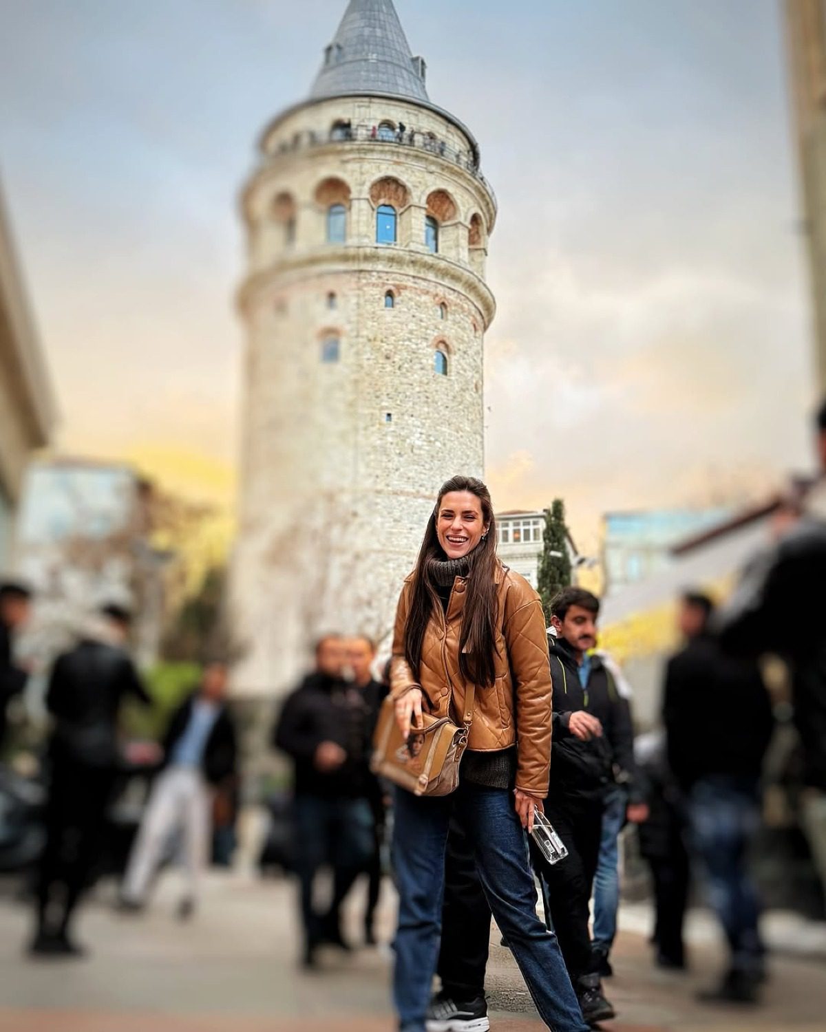 Η Ιζαμπέλλα Φούλοπ μπροστά από αξιοθέατο