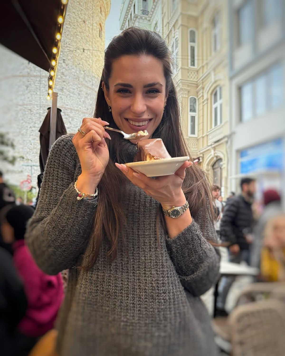 Η Ιζαμπέλλα Φούλοπ τρώει