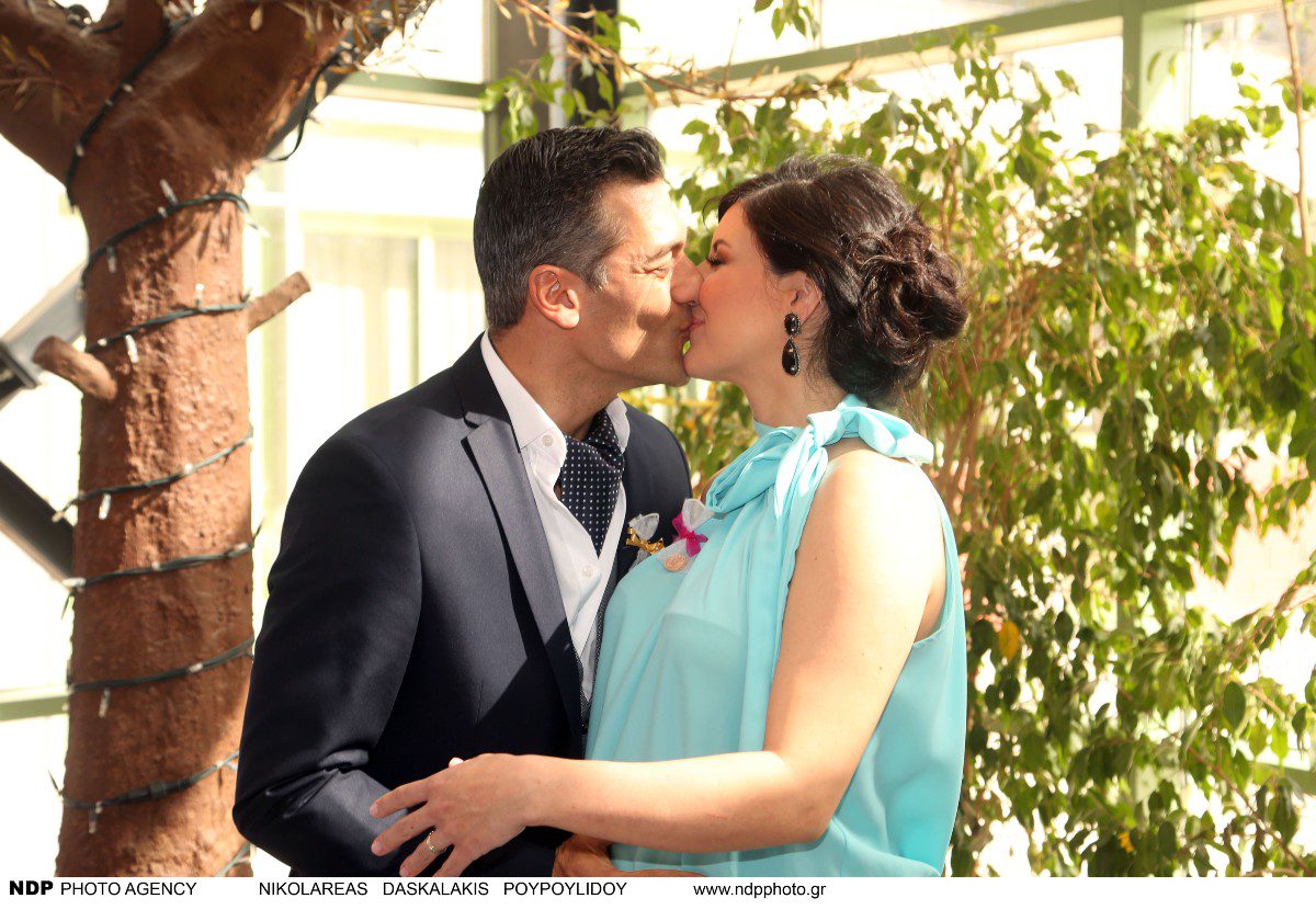 Ο Στέλιος Κρητικός με την Κάτια Παπαδοπούλου στο γάμο τους