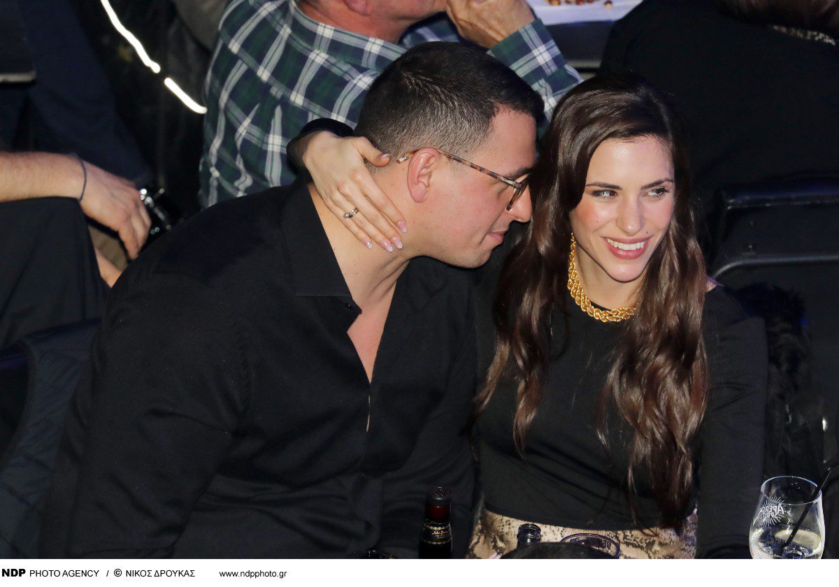 Ιζαμπέλλα Φούλοπ - Γιώργος Δερβίσης: Τα δημόσια χάδια και φιλιά του νιόπαντρου ζευγαριού σε βραδινή έξοδο