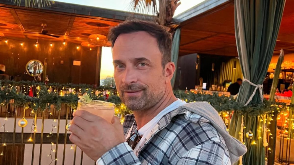 Ο Γιώργος Λιανός με ποτό στο χέρι