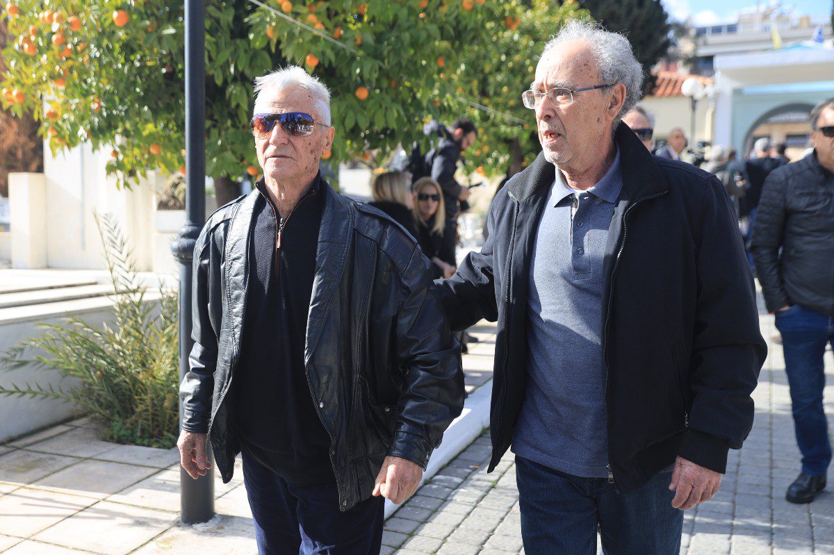 Ο γιος της Καίτης Γκρέυ στην κηδεία της