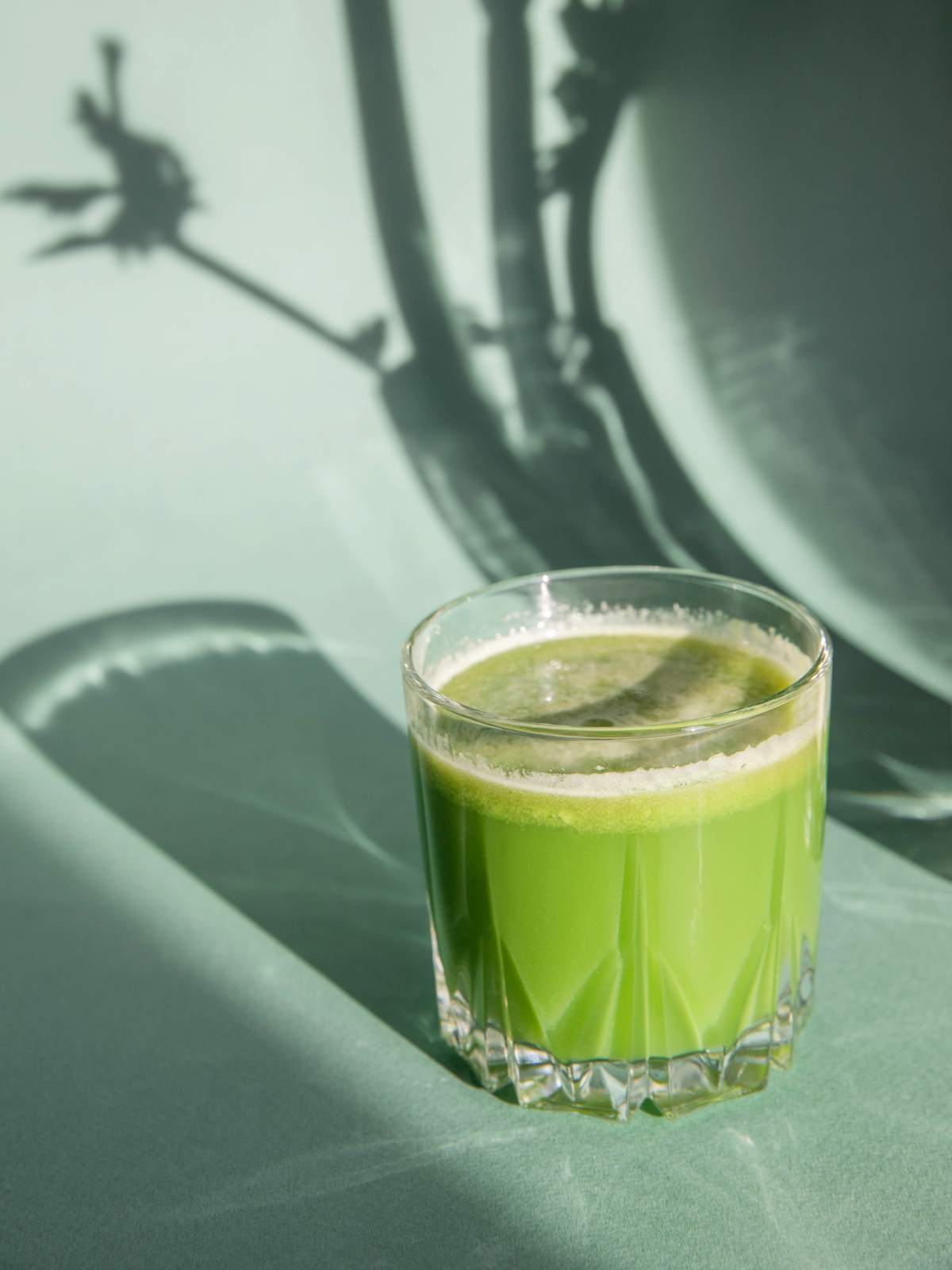 πράσινος χυμός σε ποτήρι