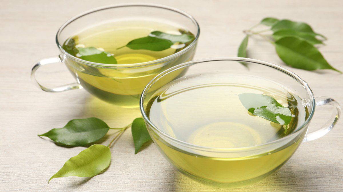 φύλλα πράσινου τσαγιού σε φλιτζάνια