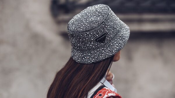 καπέλο με στρας στο street style