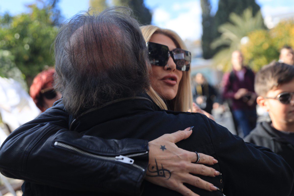 Η Αγγελική Ηλιάδη στην κηδεία της Καίτης Γκρέυ